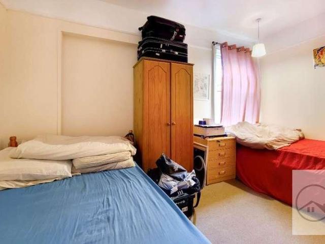 Flat for sale in Furzedown, Greater London