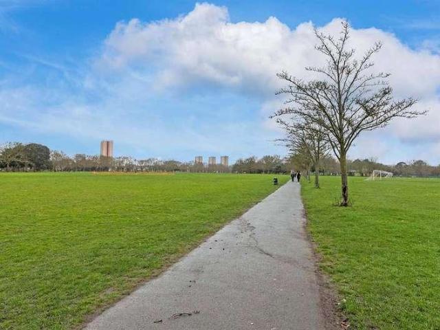 Flat for sale in Bow, Greater London