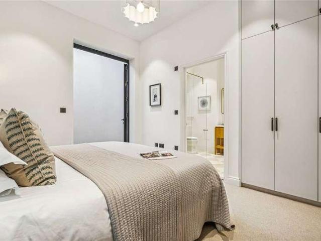 Flat for sale in London Borough of Wandsworth, Greater London
