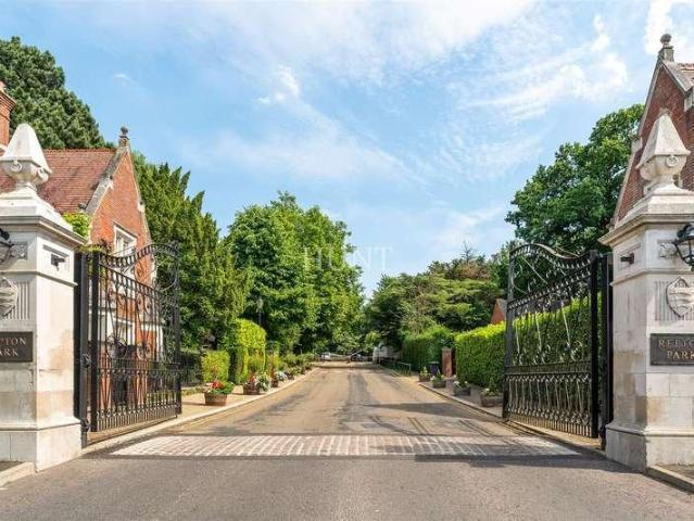 Flat for sale in Woodford Green, Fairlop