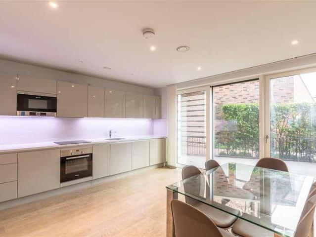 Flat for sale in Walworth, Greater London