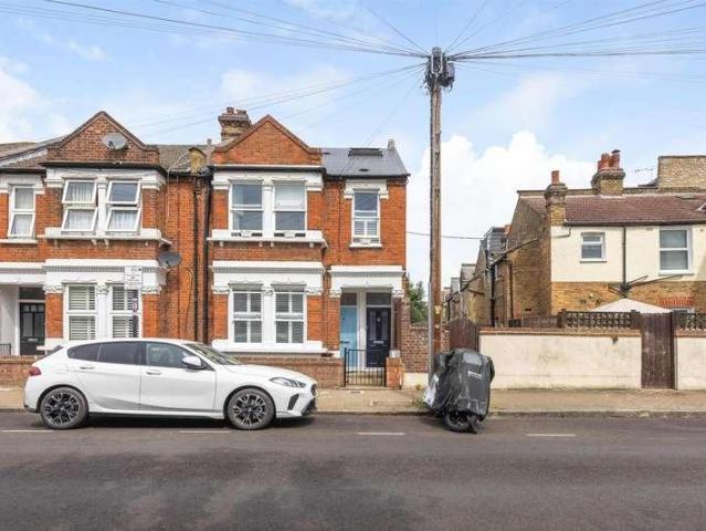 Flat for sale in Earlsfield, Greater London