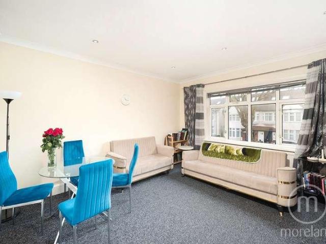 Flat for sale in Temple Fortune, Greater London