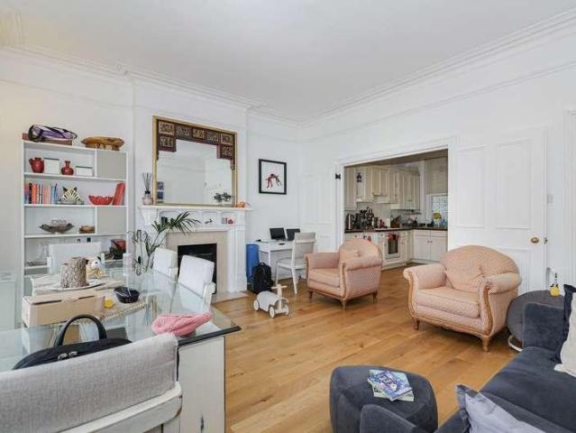 Flat for sale in Kensington, Greater London