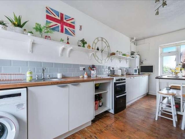 Flat for sale in Red Hill, Surrey