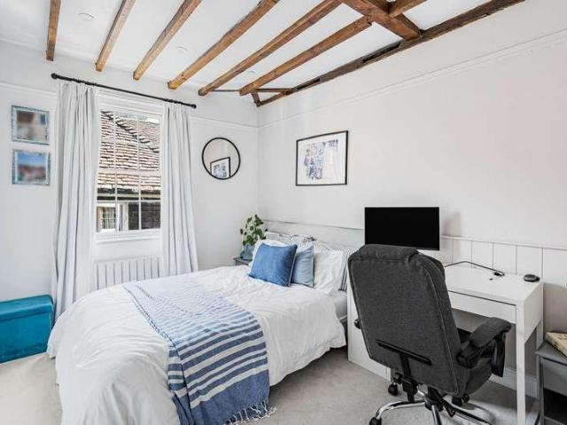 Flat for sale in Fole, Surrey