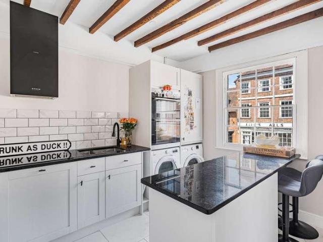 Flat for sale in Fole, Surrey