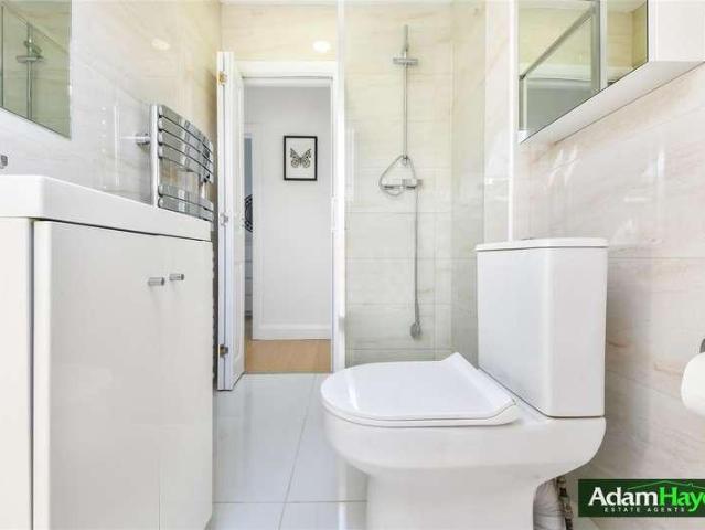 Flat for sale in North Finchley, Greater London