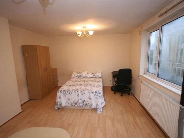 Flat for sale in Limehouse, Greater London