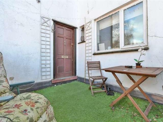 Flat for sale in Caterham on the Hill, Hillview