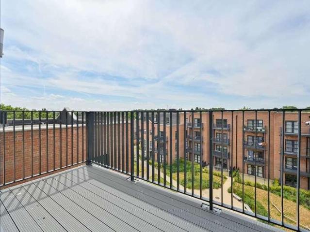 Flat for sale in Watford, Kingswood