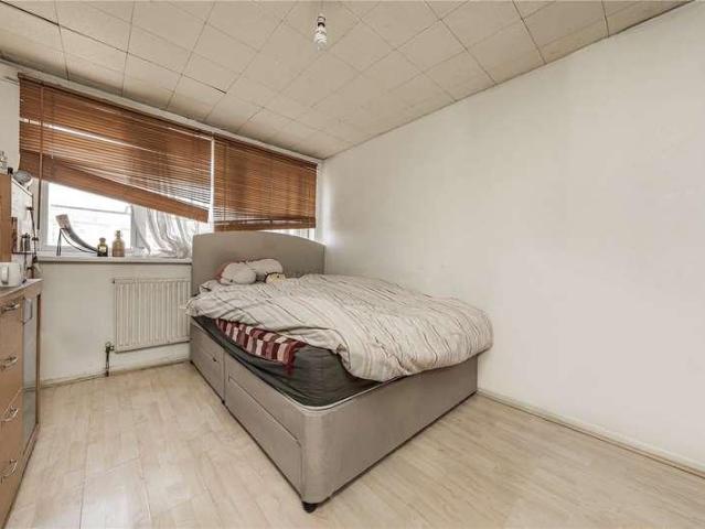 Flat for sale in Norbiton, Greater London