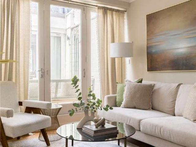 Flat for sale in Bayswater, Greater London