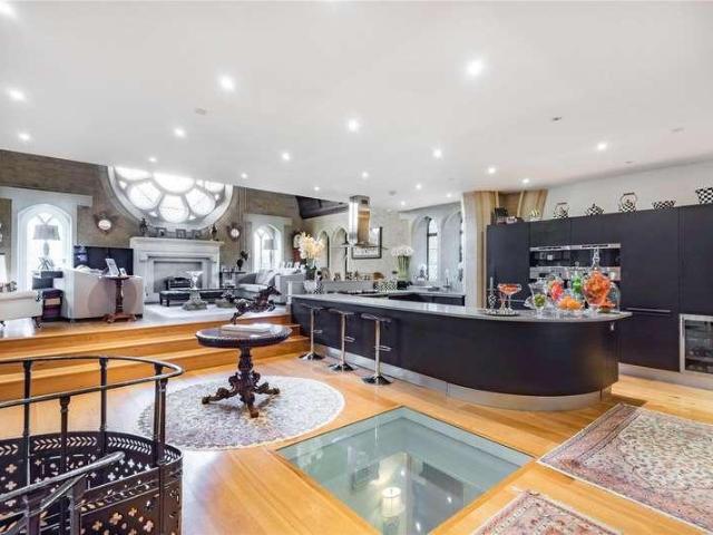 Flat for sale in Mill Hill, Greater London