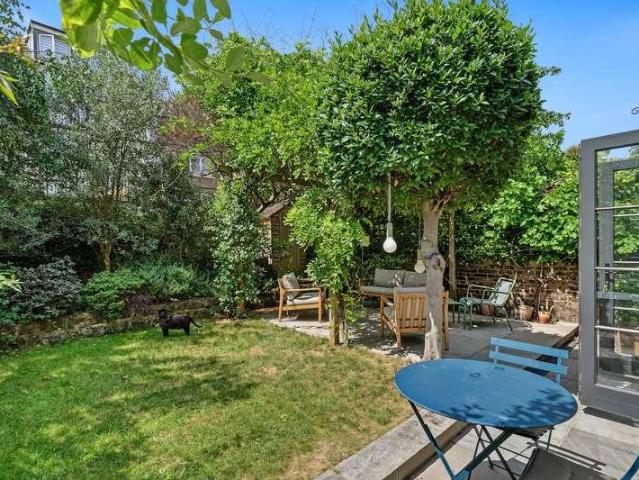 Flat for sale in Brownswood Park, Stoke Newington