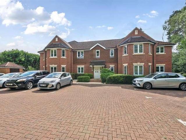 Flat for sale in Wokingham, Finchampstead