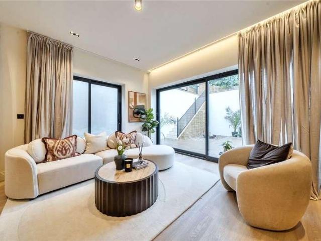Flat for sale in London Borough of Ealing, Greater London