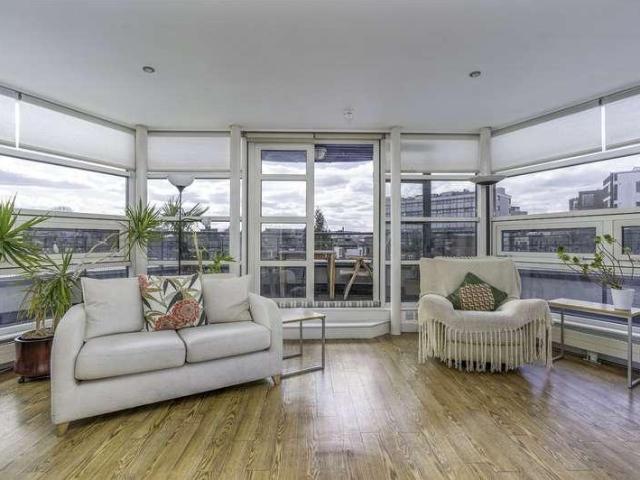 Flat for sale in Kentish Town, Greater London