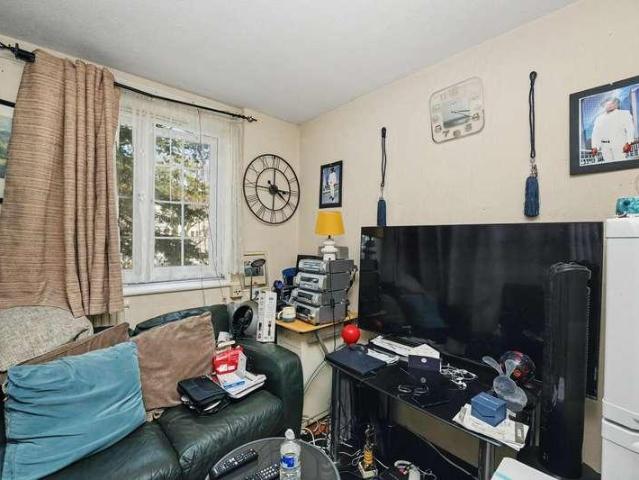 Flat for sale in Enfield Highway, Greater London