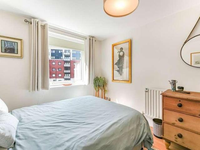 Flat for sale in Norbiton, Greater London
