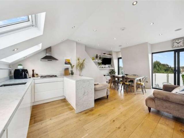 Flat for sale in Wandsworth, Greater London