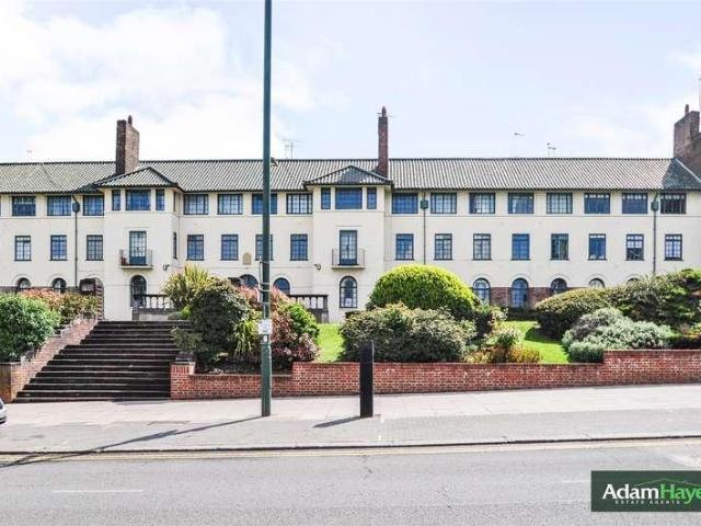 Flat for sale in Temple Fortune, Greater London