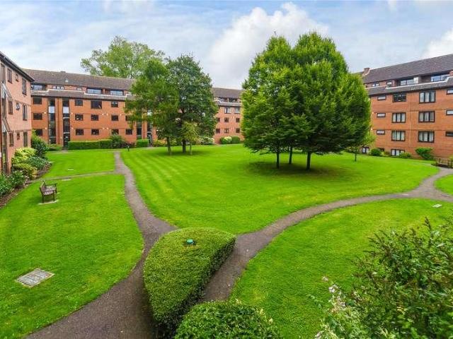 Flat for sale in Eastcote, Greater London