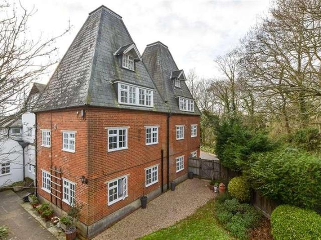 Flat for sale in The Bridge, Kent