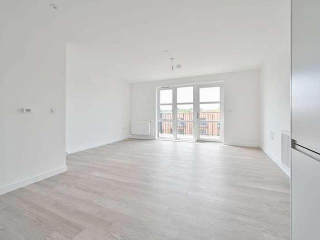 Flat for sale in Watford, Kingswood
