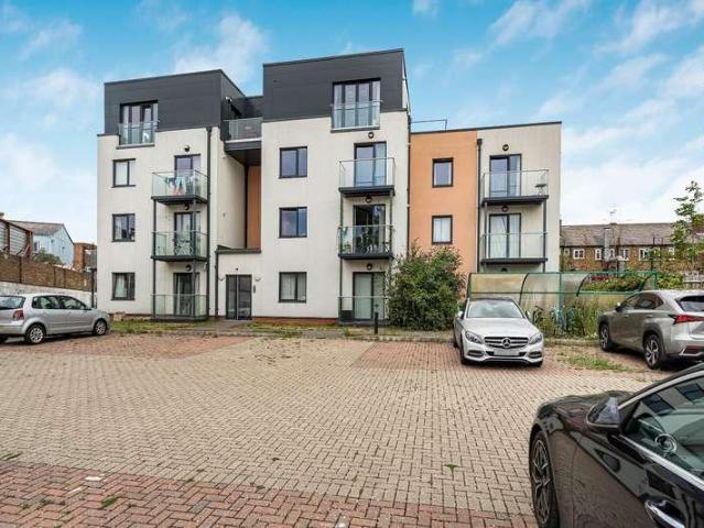 Flat for sale in Norbiton, Greater London