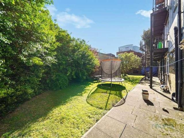 Flat for sale in Golders Green, Greater London