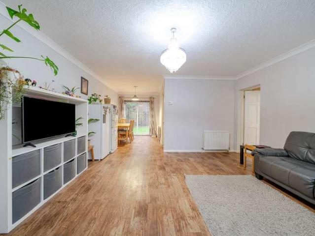 Flat for sale in Iver, Iver Heath