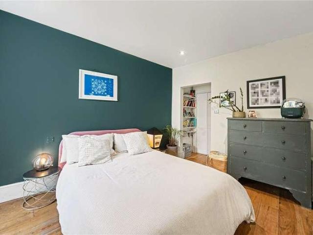 Flat for sale in Archway, Greater London