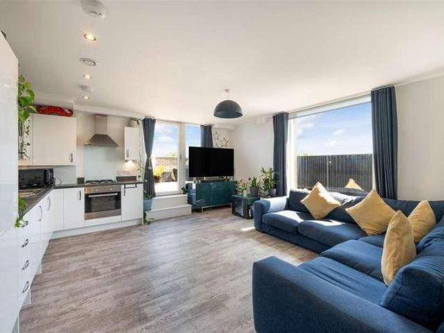 Flat for sale in London Borough of Merton, Collier's Wood