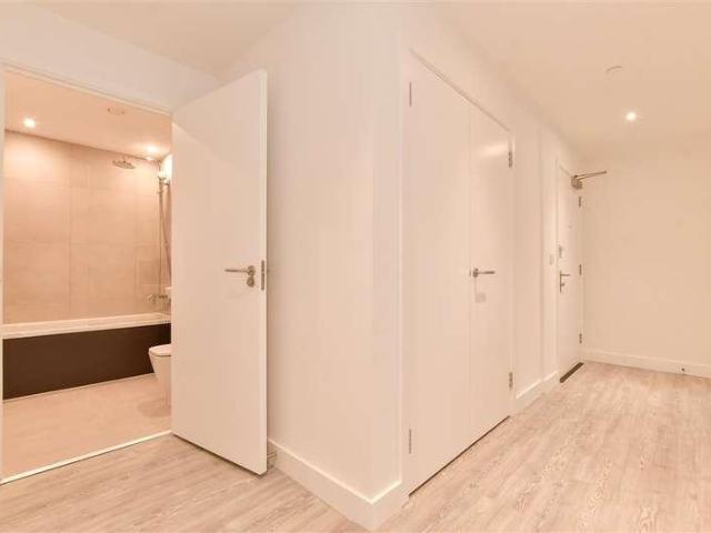 Flat for sale in Dagenham, Greater London