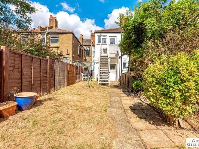 Flat for sale in Lane, Greater London