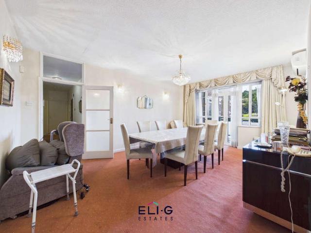 Flat for sale in Brent Cross, Greater London