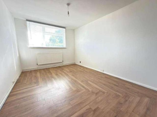Flat for sale in Lewsey Farm, Luton