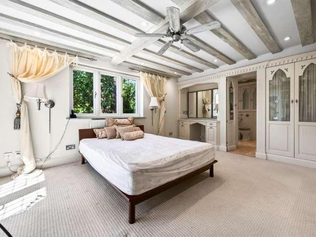 Flat for sale in Swallow, Buckinghamshire