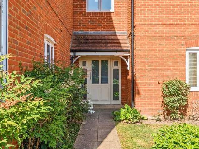 Flat for sale in Emmbrook, Wokingham