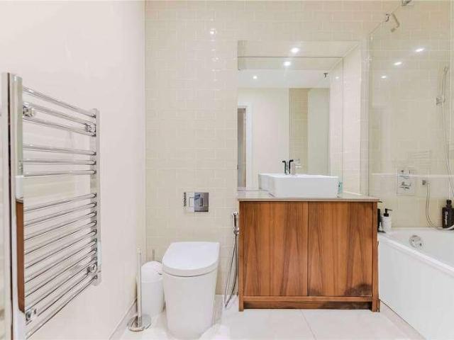 Flat for sale in Isle Of Dogs, Greater London