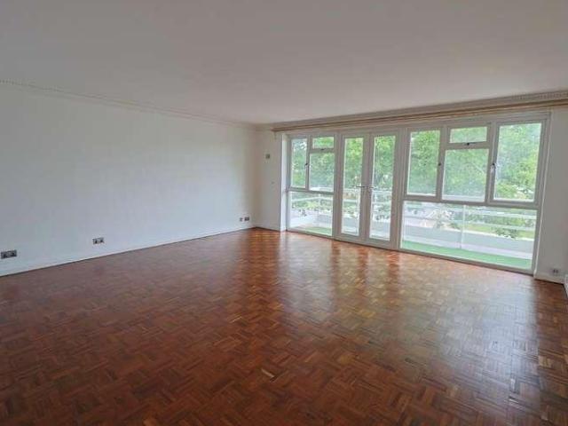 Flat for sale in Edgware, Canons Park