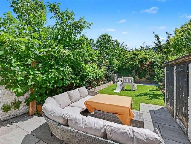 Flat for sale in Harlesden, Greater London