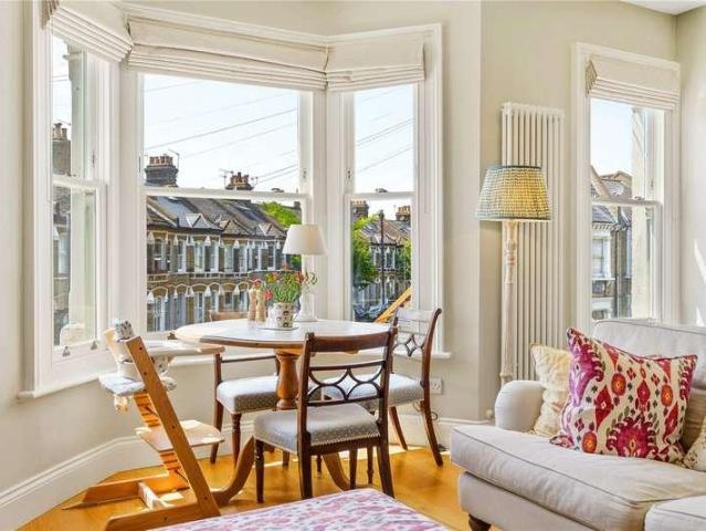 Flat for sale in Clapham Junction, Greater London