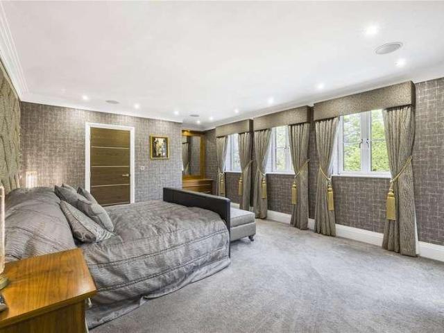 Flat for sale in Cockfosters, Greater London