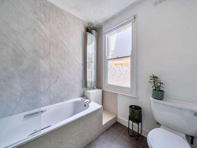Flat for sale in Southfields, Greater London