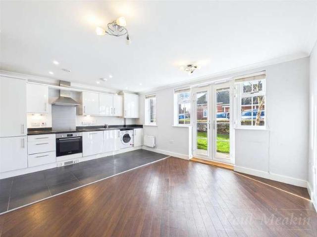 Flat for sale in London Borough of Croydon, Sanderstead