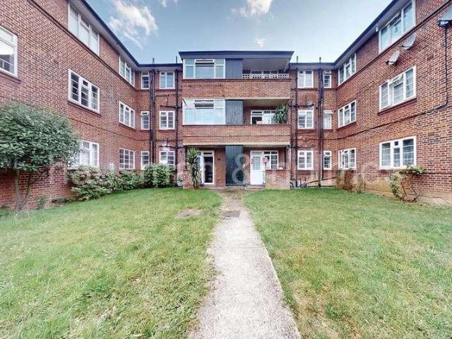 Flat for sale in Temple Fortune, Greater London