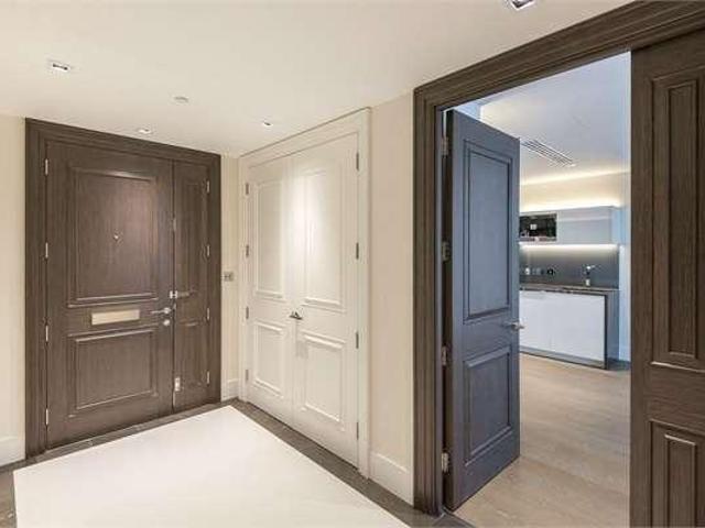 Flat for sale in Kensington, Greater London