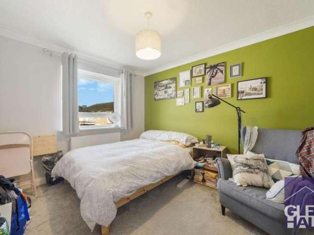 Flat for sale in Brunswick Park, Greater London